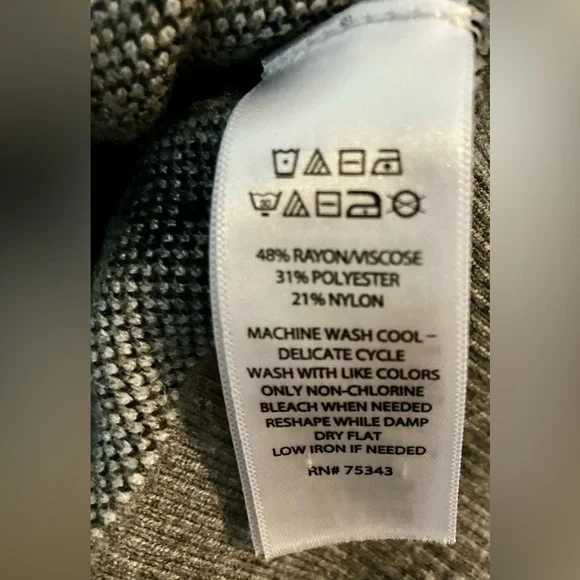 TAHARI Gray Windowpane Pattern Crew Neck Knit Sweater- Size Small - Picture 4 of 7